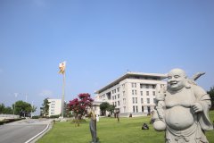 走进汗青，感触名人魅力|品尝名人雕塑的怪异韵味